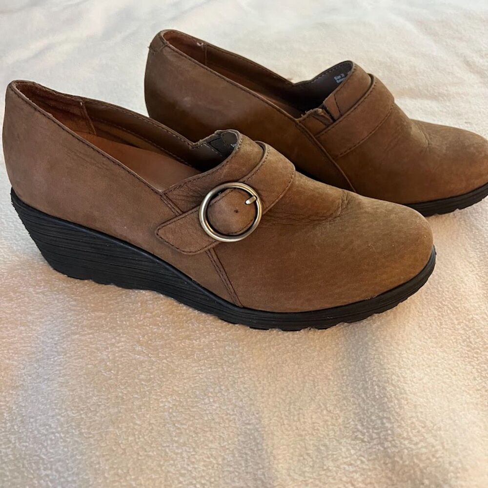 Dansko Clio Wedge Clog Brown Nubuck Suede Gold Buckle, Size EU 39/US 8.5